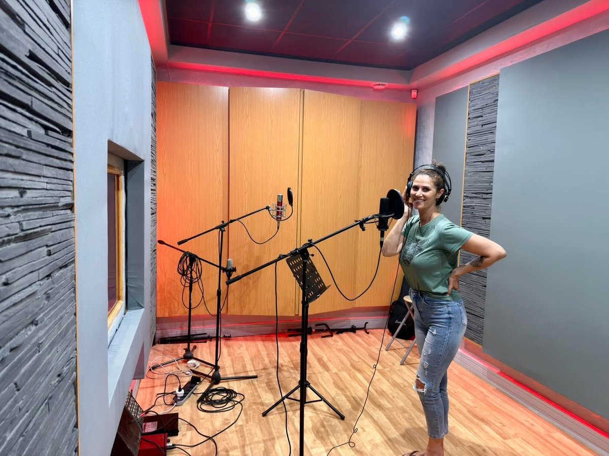 RebirthMusicSA's tweet photo. Throwback to when @EvaMorganZA dropped in for vocals 🎤
Thank you Eva Morgan for the fantastic work you do. It’s an absolute honor working with one of the best vocalists in the world 🌍
Looking forward to the final mixes of this very challenging but super fun project ✊ https://t.co/3gtW4z5EPp