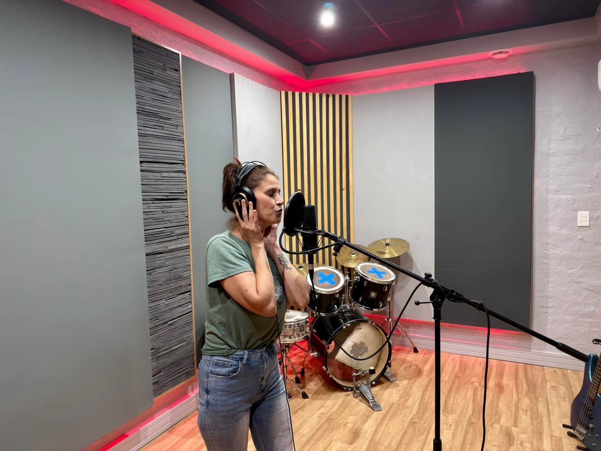RebirthMusicSA's tweet photo. Throwback to when @EvaMorganZA dropped in for vocals 🎤
Thank you Eva Morgan for the fantastic work you do. It’s an absolute honor working with one of the best vocalists in the world 🌍
Looking forward to the final mixes of this very challenging but super fun project ✊ https://t.co/3gtW4z5EPp