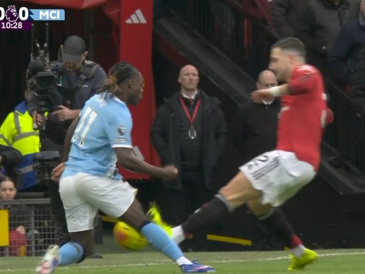 tedio74's tweet image. One is a deliberate stamp followed by hair pulling by Walker of Burnley.

One is a misjudged but no malice tackle by Dalot of Man Utd

So which one gets all the outrage and which one gets the silent treatment despite it being a vile cowardly thuggish act🤔

#DoubleStandards