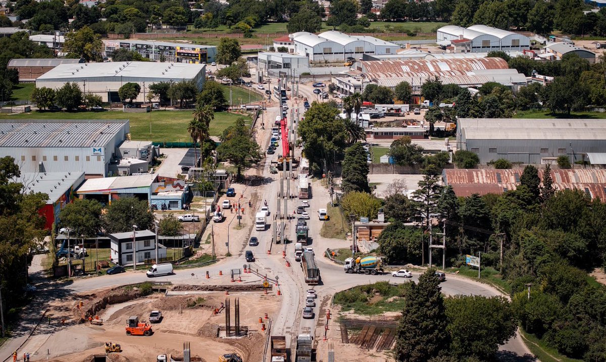INVERSIONES PARA EL DESARROLLO Y EL CRECIMIENTO: avanza el altonivel de avenida Vélez Sarsfield.

Junto al intendente de la ciudad de #Córdoba, <a href="/PasseriniOk/">Daniel Passerini</a>, recorrimos la obra vial que se ejecuta sobre Ruta 36, en la zona sur de la Capital provincial. Se trata de una