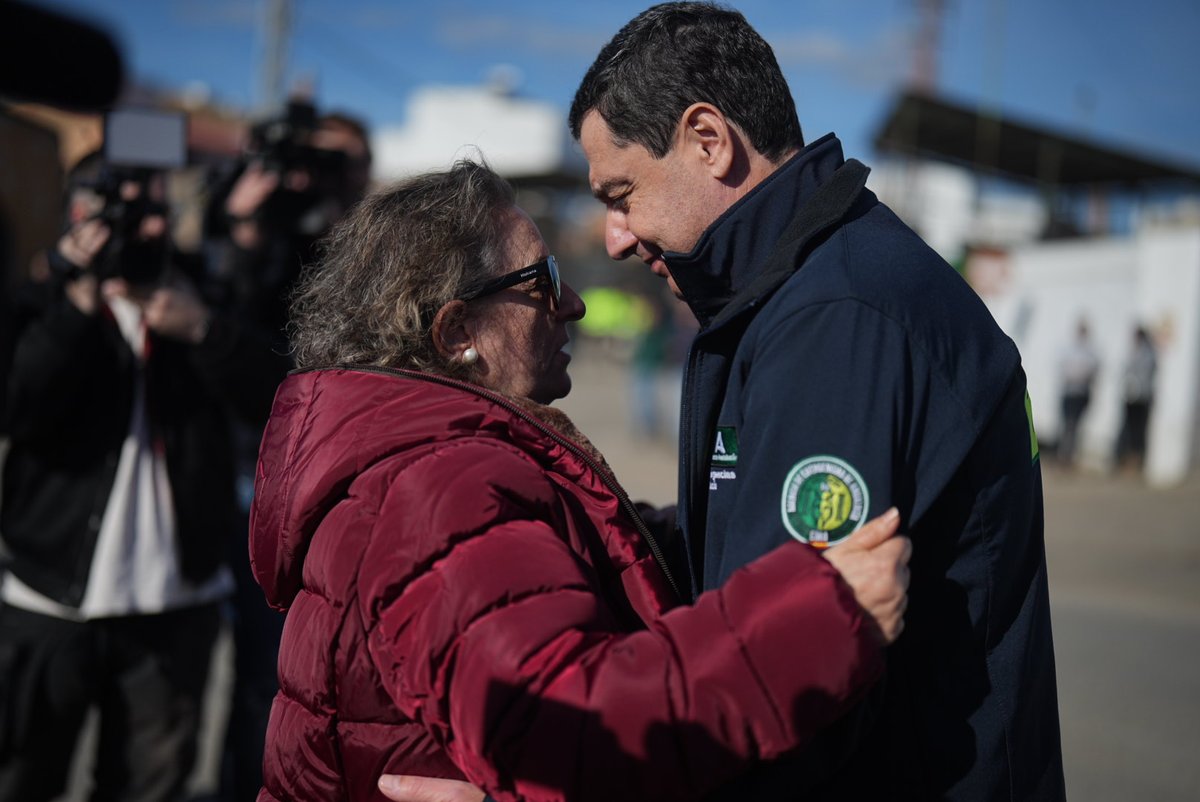 🎙️<a href="/JuanMa_Moreno/">Juanma Moreno</a> atiende a los medios: El número de hospitalizados desciende a 41 personas.

12 de ellos siguen en la UCI. No hay riesgo vital para ninguno de ellos. La buena noticia es que no se incrementan los fallecidos entre los hospitalizados.

🚆 #AccidenteFerroviarioAdamuz
