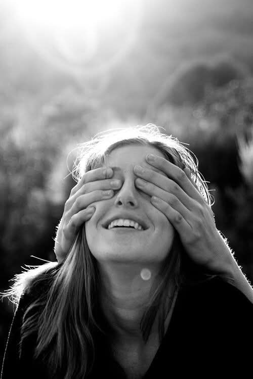 लो  मैं  आंखों  पे  हाथ  रखता हूं,
तुम अचानक कहीं से आ जाओ।