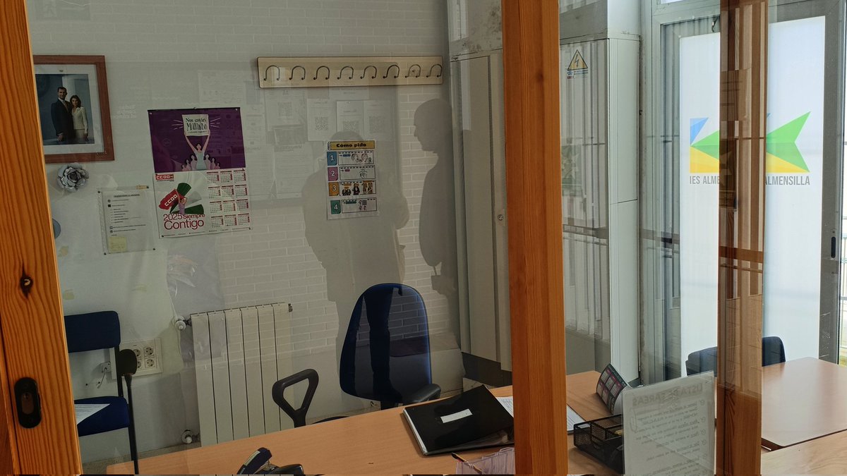 Mañana se cumplen tres meses desde que el IES Almensilla no tiene ordenanza, a pesar de las solicitudes de cubrir la baja. La <a href="/EducaAnd/">Consejería Desarrollo Educativo y FP</a> hace caso omiso a las mismas. Así se hace difícil poder atender a la comunidad educativa: alumnado, familias, profesorado. ¿Hasta cuándo?