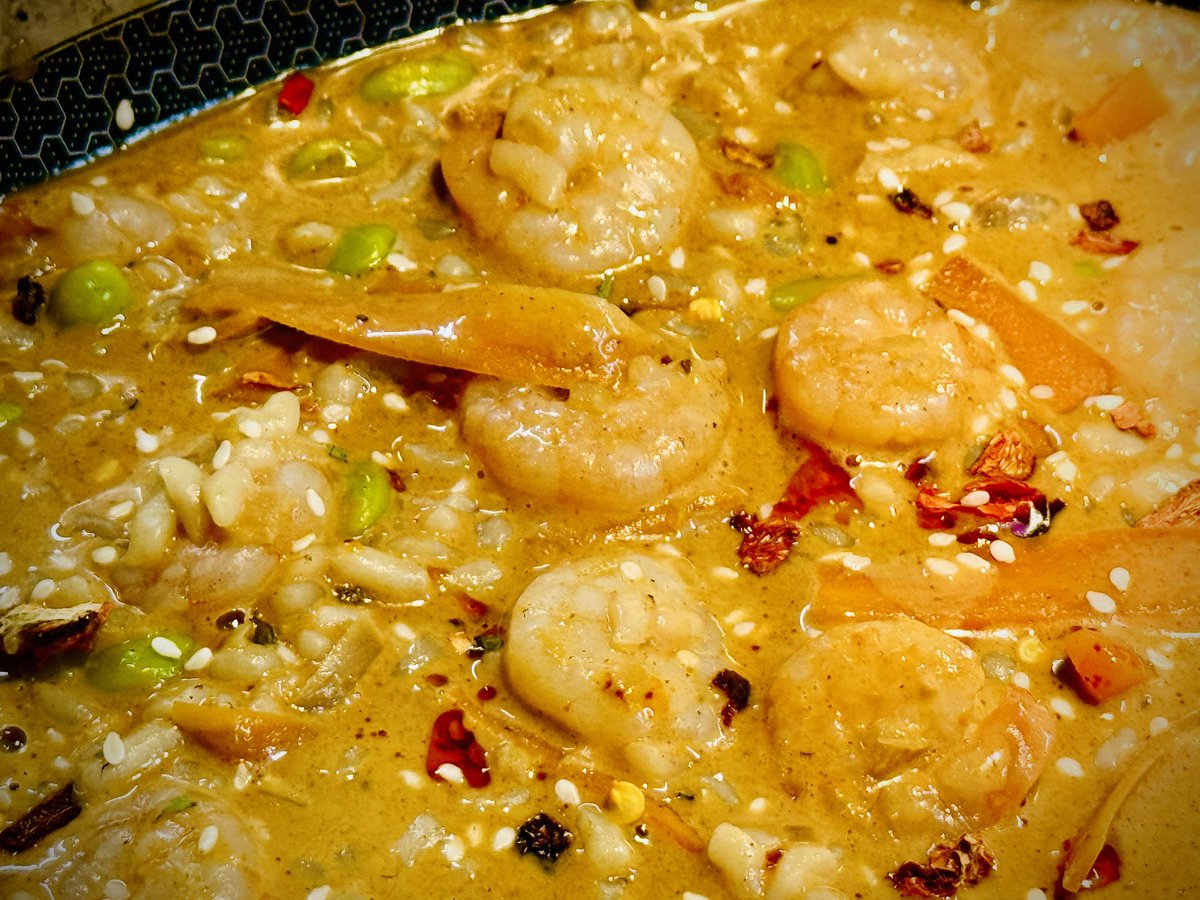 Oběd pro milovanou manželku na zítra ❤️

Krevety s mrkví a edamme s červenou kari pastou, kokosovým mlékem, konjakovou rýží, cibulí, česnekem, černým česnekem, sojovkou, rybí, ústřicovou a hojsin omáčkou, tmavým rýžovým octem, tamarindem, chilli sezamovým olejem a mandarinkou 💁‍♂️