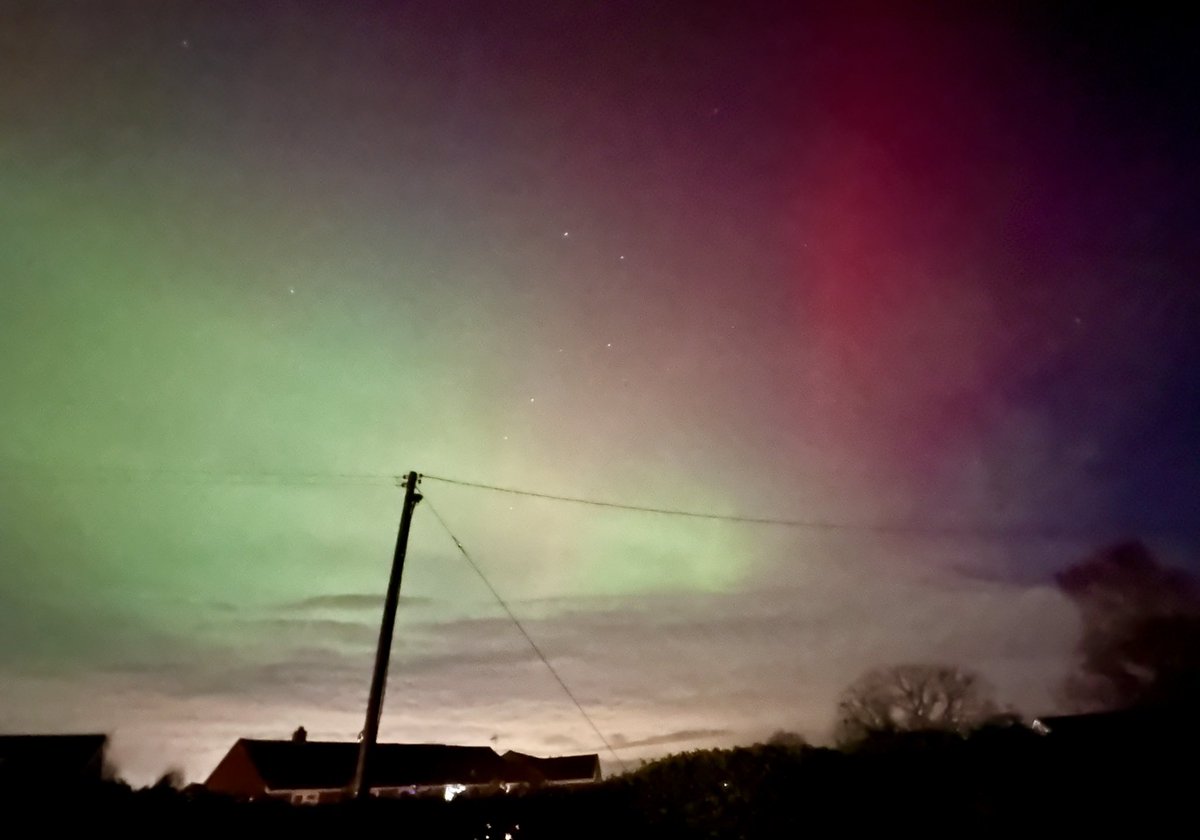 PictureMeWilde's tweet photo. Well that was all rather lovely
#Aurora #Cheshire #NorthernLights https://t.co/DHe7rm2Ydh
