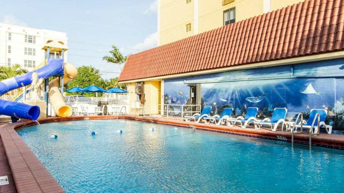ComfortInnOcean's tweet image. 🌊💦 Make a Splash at Comfort Inn Oceanside Deerfield Beach! 💦🌊

Dive into fun with our waterslide and poolside bar – perfect for relaxing after a busy day or cooling off with your group. 🏊‍♂️🍹Book your stay: bit.ly/3GxhqMM

#PoolFun #Waterslide