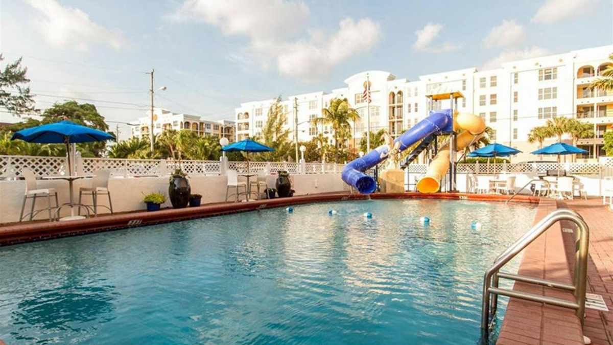 ComfortInnOcean's tweet image. 🌊💦 Make a Splash at Comfort Inn Oceanside Deerfield Beach! 💦🌊

Dive into fun with our waterslide and poolside bar – perfect for relaxing after a busy day or cooling off with your group. 🏊‍♂️🍹Book your stay: bit.ly/3GxhqMM

#PoolFun #Waterslide