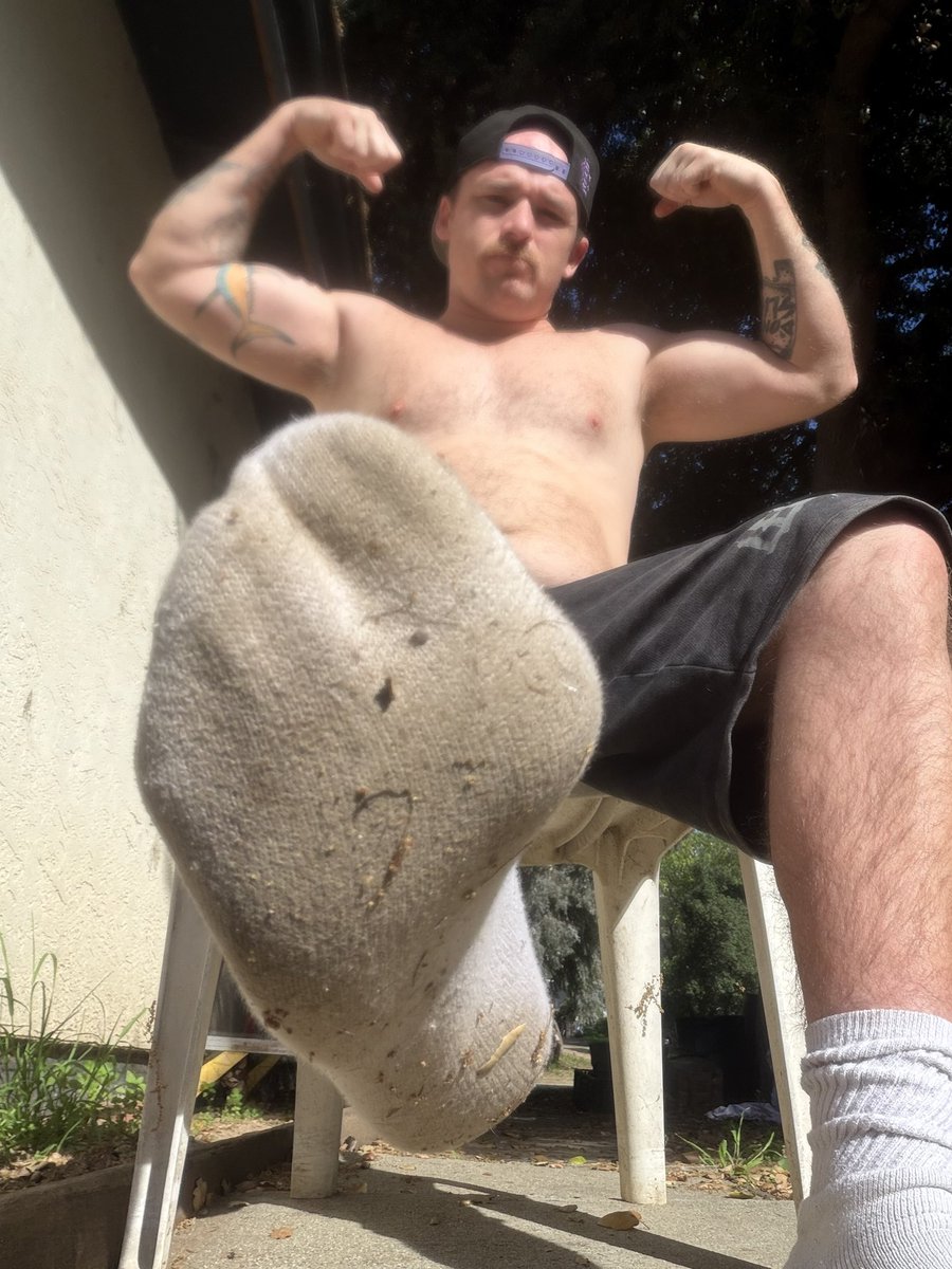 ONLINE RELAXIN WHO WANTS TO SERVE DADDY Z’$ FOOT???