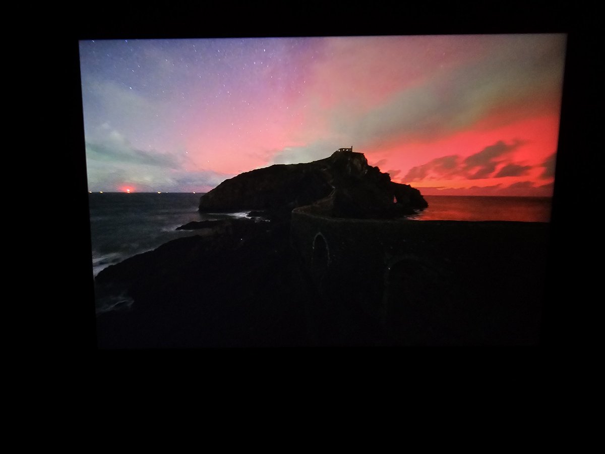 Alguien reconoce esa silueta? 🤔

#AurorasBoreales en Gaztelugatxe de nuevo. 😍