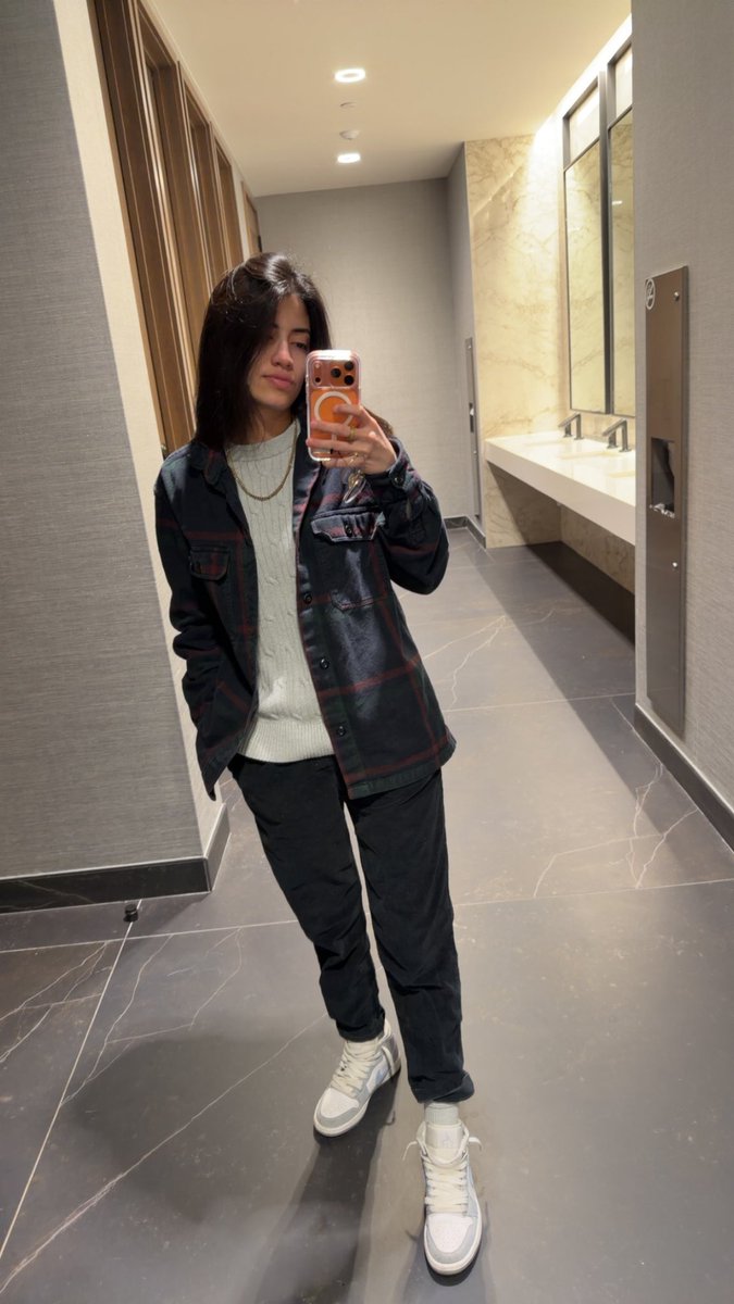 ozenify's tweet image. 8-5 ain’t for the weak🫩