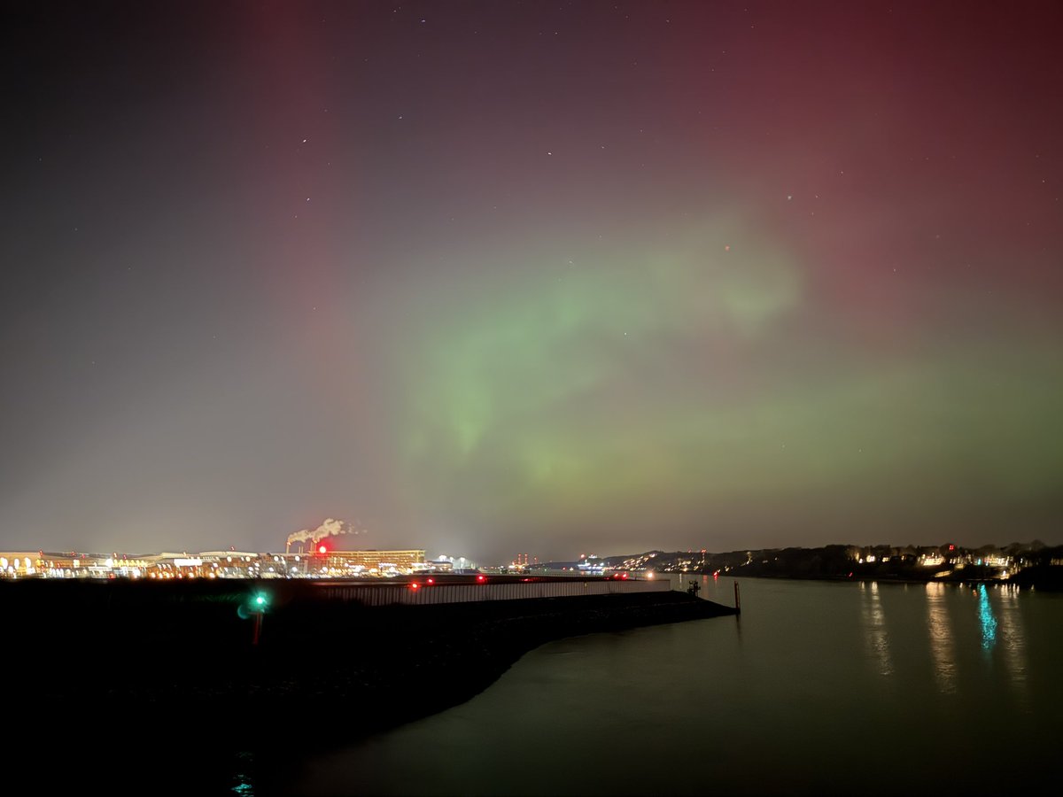 Über weiten Teil Deutschlands waren in der Nacht #Polarlichter zu sehen sogar in Hamburg bei Airbus auf #Finkenwerder