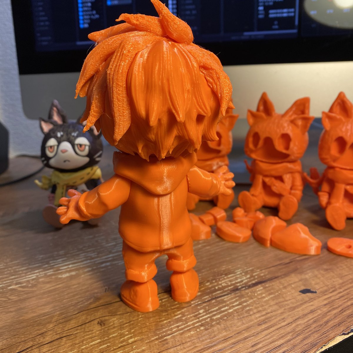 Nutcase_Factory's tweet photo. 前髪と後頭部と顔で分割したけど割り方が悪くて組み立てにくい！一度はめたら取れなくなった

眉毛と黒目も別パーツにしてたけど、細かすぎるからやめよ。

手と首は固定せずに動くようにしようかな https://t.co/Rcid9AgaHN