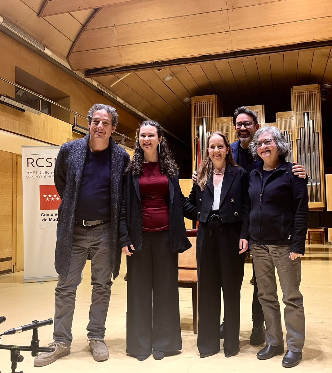 Magnífico estreno de mi Sonata para guitarra en el Auditorio Manuel de Falla del RCM de Madrid con una gran interpretación de Lucía Reyes. En la foto con mis queridos compañeros Marco Smaili, Javier Riba y Mercedes Zavala, además de Lucía Reyes. (18/1/2026)
#guitar #estrenos