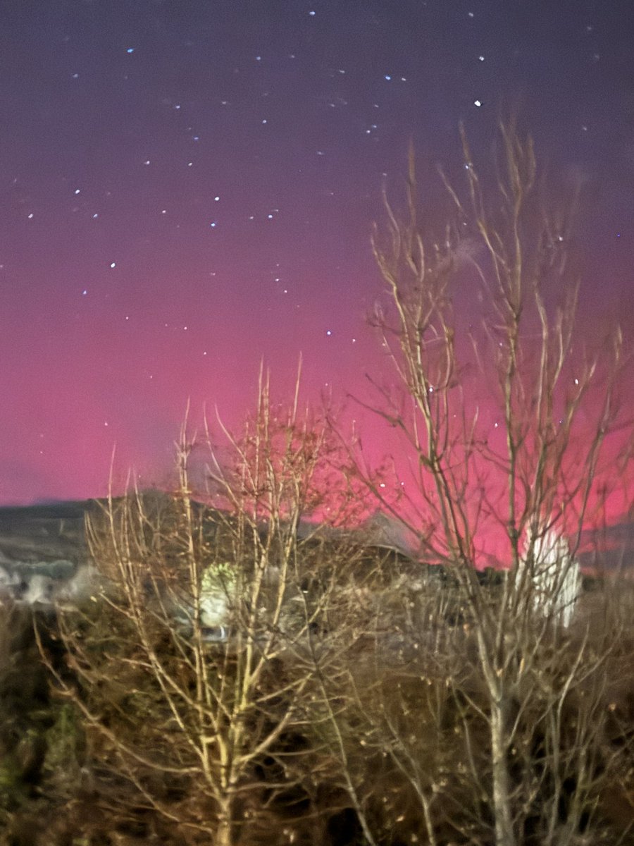carlosj93's tweet photo. Aurora boreales desde Estella, Navarra #aurorasboreales #estella #navarra https://t.co/S3CoHjHl9F