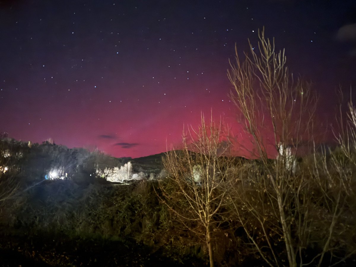 carlosj93's tweet photo. Aurora boreales desde Estella, Navarra #aurorasboreales #estella #navarra https://t.co/S3CoHjHl9F