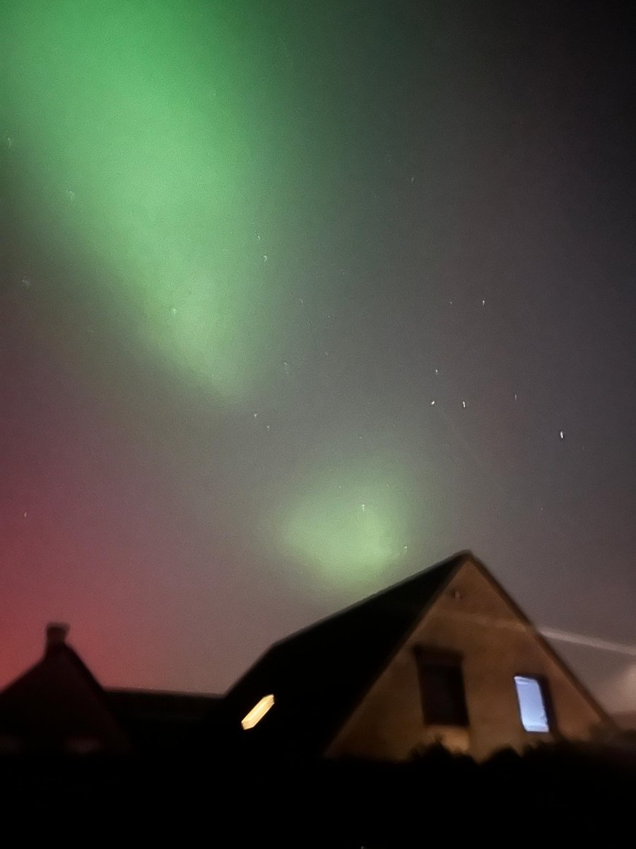 OlivierCaluwe's tweet photo. Hier toch mijn deeltje van de deeltjesshow meegepikt. #Zemst #noorderlicht https://t.co/62kVSHVRie