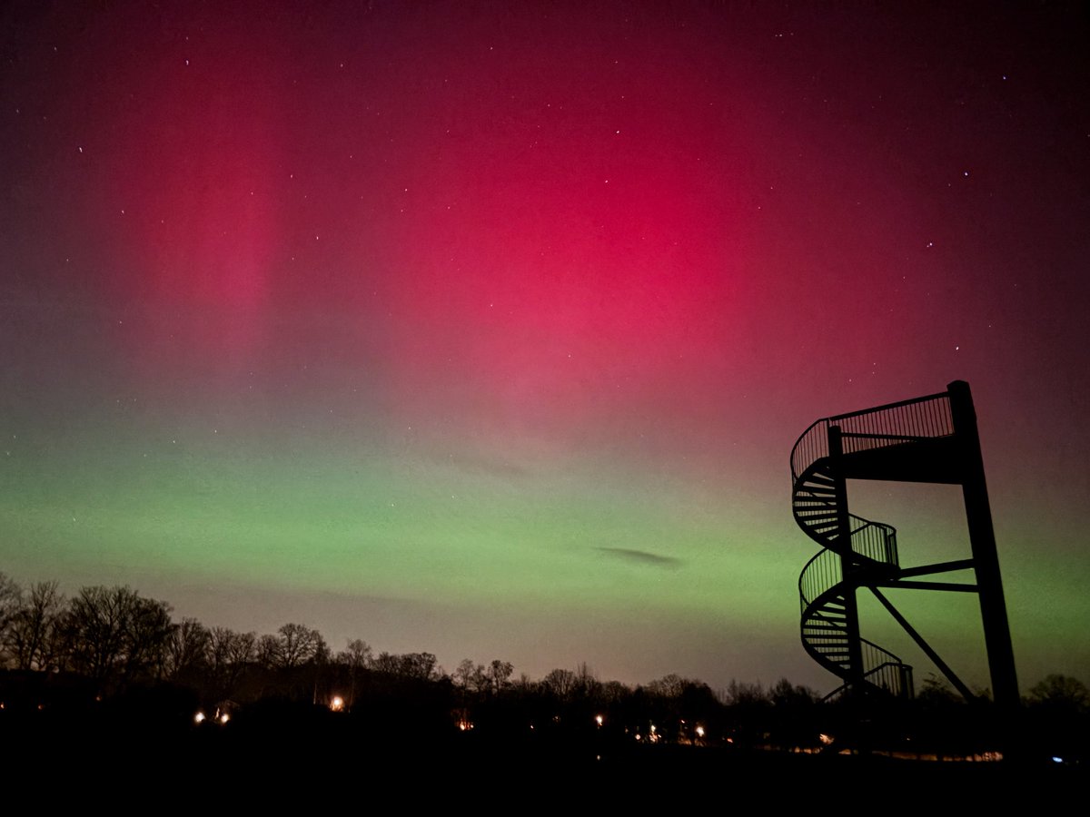I've never seen it like this. Tonight's northern lights from the Netherlands. The beams were visible through the naked eye and dancing in the sky! #noorderlicht #Auroraborealis #poollicht #northernlights