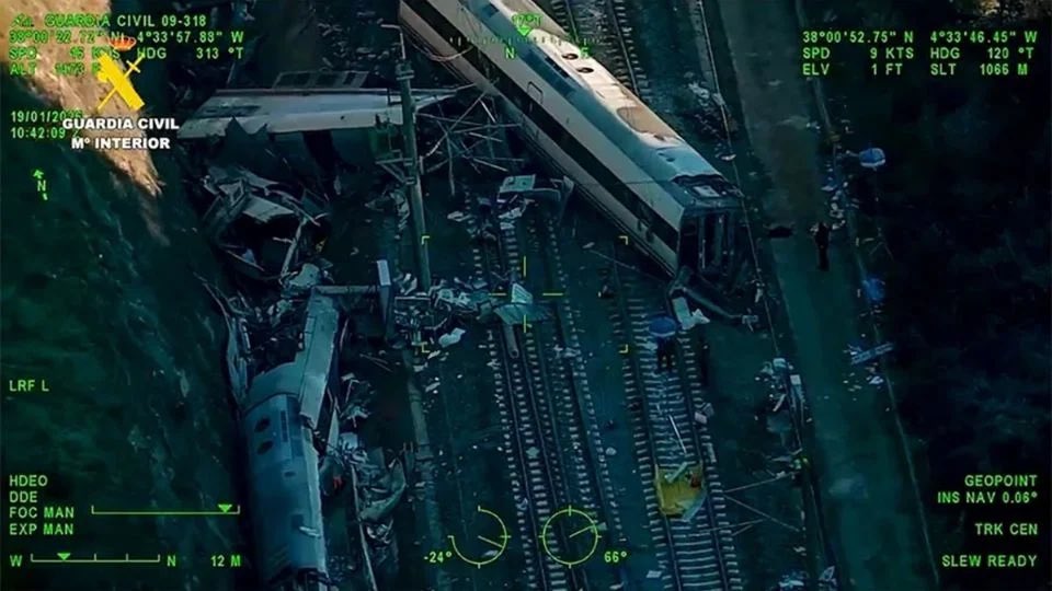 La niña de 6 años que perdió a sus 4 familiares en la tragedia de Adamuz tuvo que pasar la noche con una guardia civil que la acogió tras encontrarla deambulando entre las vías.

Esta mañana ha sido llevada con su abuela.

Seguir: <a href="/elalcazar_es/">El Alcázar</a>