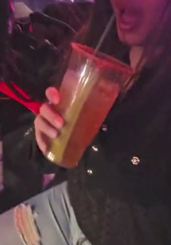 Si observas con atención, algo no cuadra.

Noche de chicas
 o
 buena compañía masculina.

Adivinas?
Repost = Noche de chicas
Comentario = Bien consentida