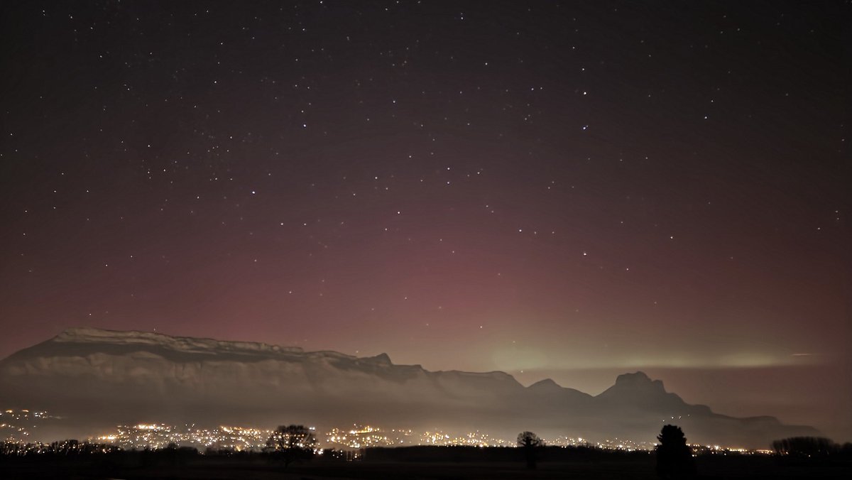 AURORES EN ISÈRE 😲 !!
Je suis en larme, bordel c'est beau !
<a href="/ExtremeMeteo/">Extrême Météo</a> <a href="/infoclimat/">Asso Infoclimat</a> <a href="/MeteoExpress/">Météo Express</a> <a href="/MeteoGrenoble38/">Météo Grenoble</a> <a href="/MeteoIsere/">Météo Centre-Isère</a> <a href="/Meteovilles/">Guillaume Séchet</a> <a href="/UnMeylanais/">Un meylanais</a> <a href="/KarineDurandpro/">Karine Durand</a> <a href="/lachainemeteo/">La Chaîne Météo</a>.