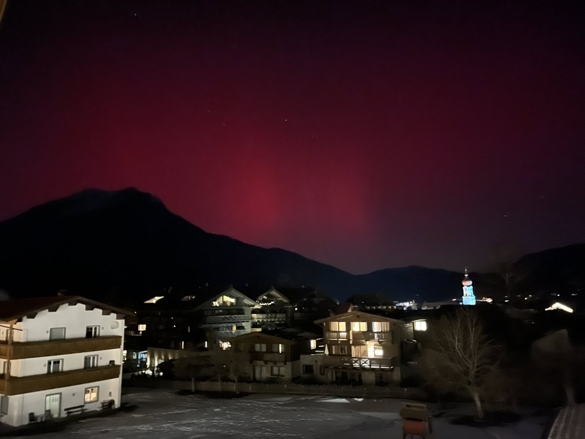 #noorderlicht zelfs in #ehrwald #oostenrijk te zien vanaf het balkon in hotel <a href="/infoalpenr92738/">info@alpenresidence.com</a>