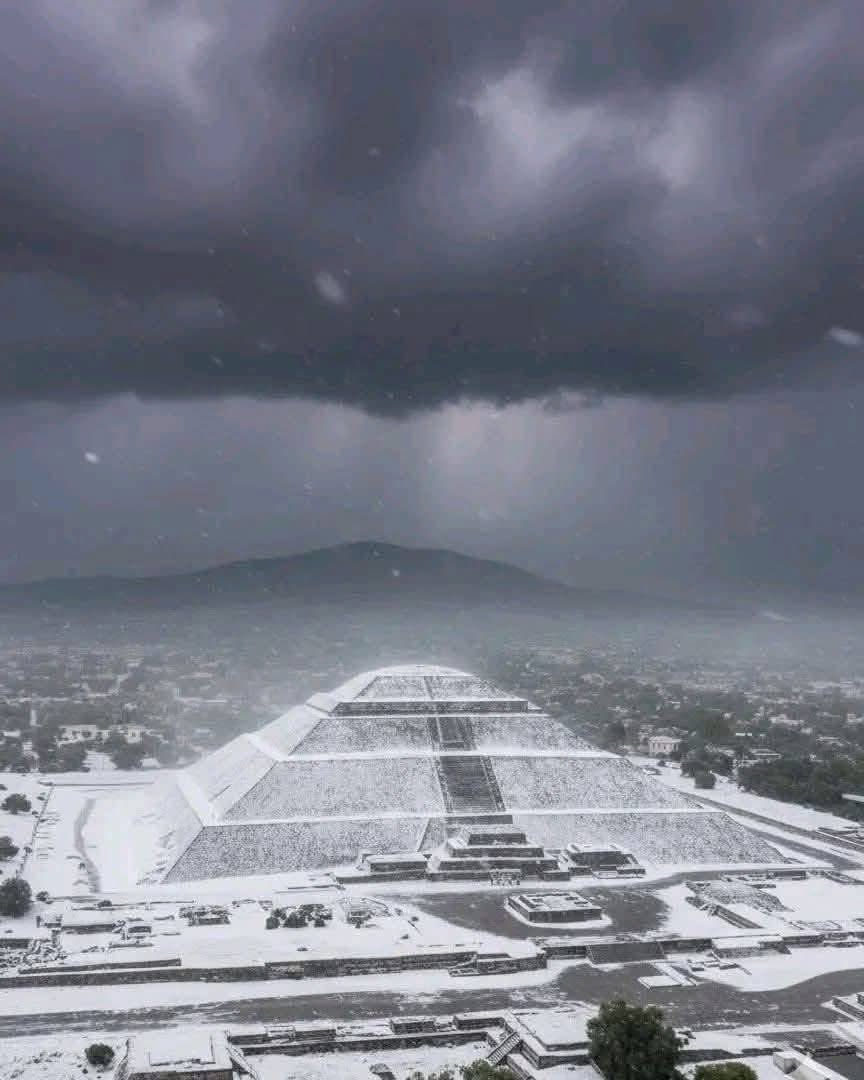 NeoMexicanismos's tweet image. Teotihuacán de blanco, el granizo cubrió los templos en la primera tormenta del 2026 este domingo :::: #neomexicanismos