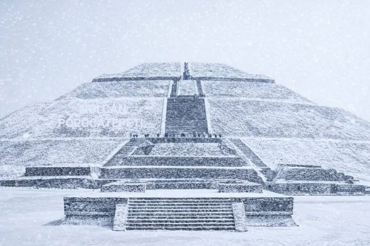 NeoMexicanismos's tweet image. Teotihuacán de blanco, el granizo cubrió los templos en la primera tormenta del 2026 este domingo :::: #neomexicanismos