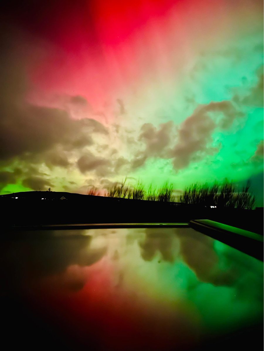 OrkneyUncovered's tweet image. Aurora red alert Orkney! Crimson reds &amp;amp; vibrant greens lighting up the night sky above the hills — caught this stunner from our office velux. 🌠🔴💚 #NorthernLights #AuroraBorealis #Orkney #Scotland #MerryDancers”