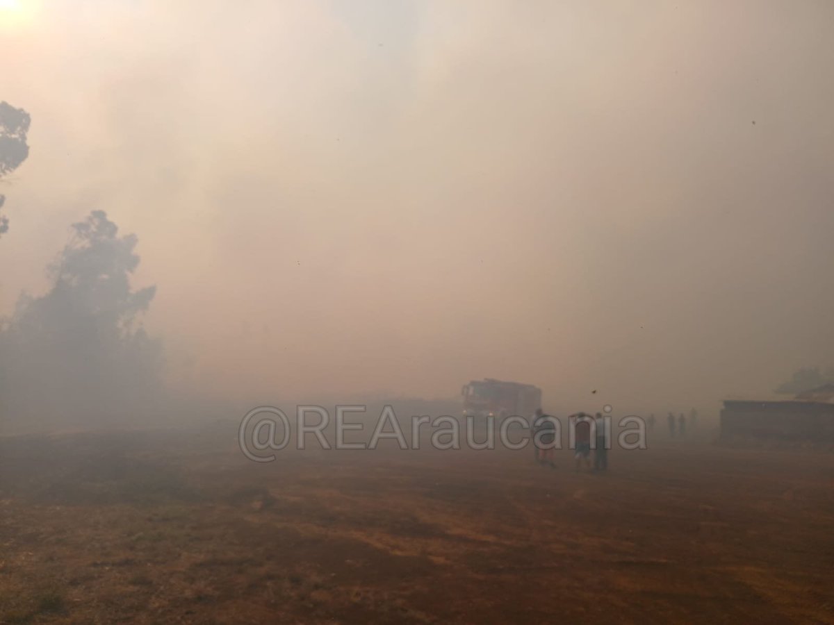 REAraucania's tweet photo. #Ercilla 10-2 Bomberos Pidima trabajando con apoyo de Bomberos Collipulli y Victoria.Carabineros y Municipal en el lugar #CAT9 https://t.co/RgCIJ7qtAv