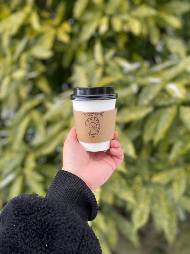 たぶんこれ、商売としては間違ってます。

物価も豆の値段も上がった2年間。
それでも、秋田の小さなコーヒースタンドでハンドドリップはずっと400円。
豆も、むしろちょっと多めになりました。

「高くしていいのに」って
言われるたび、少し迷うけど変えません。
誰かの日常に、