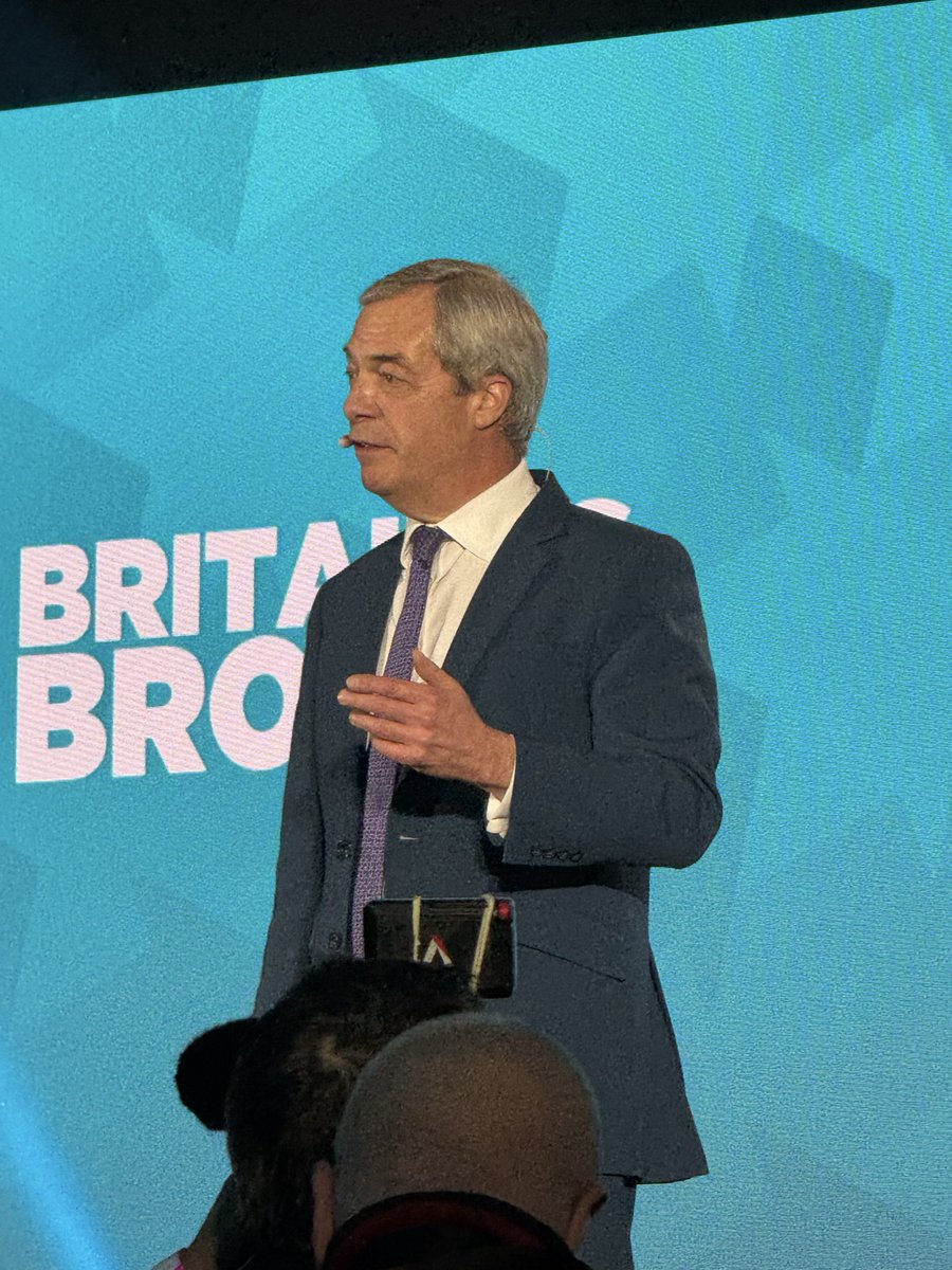 CllrAWoodruff's tweet photo. Fantastic, motivating, and positive rally tonight in Newark with @Nigel_Farage, @LeeAndersonMP_ , @drdavidbull, @RobertJenrick.

Smiles all round, great speakers, positive good vibes and a great atmosphere.  @reformparty_uk 

Change is here.

#reformuk https://t.co/qpXvd1C65d
