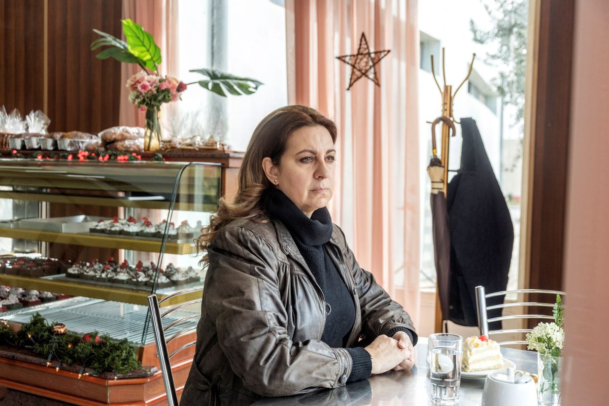 JimmyGigas's tweet image. Δεν είπε λέξη.
Και όμως τα είπε όλα.
Ένα γλυκό στο τραπέζι και όλος ο πόνος του κόσμου απέναντί της. 
Δεν κλαίω, κάτι μπήκε στο ματι μου… #Ριφιφι