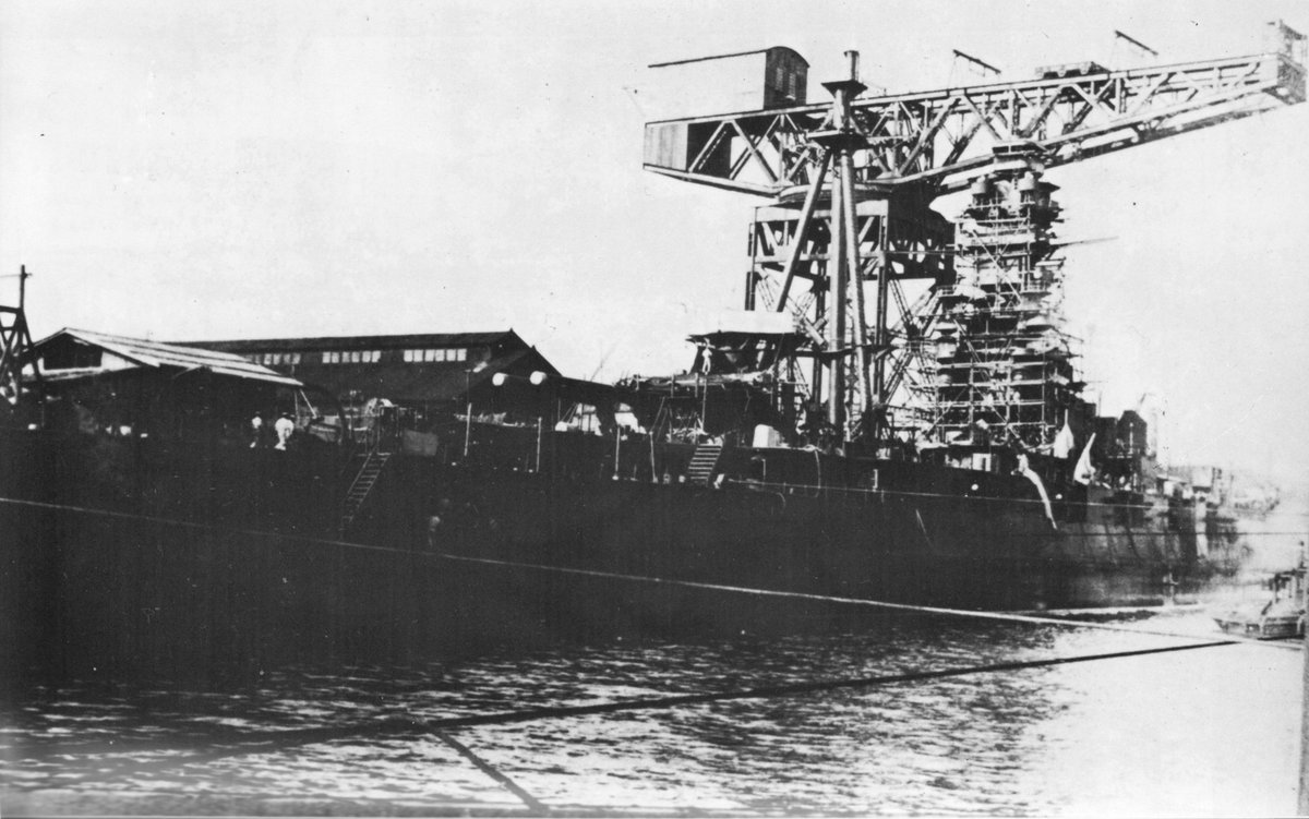 日本海軍 1931年1月20日、横須賀海軍工廠にて第一次改装中の戦艦金剛