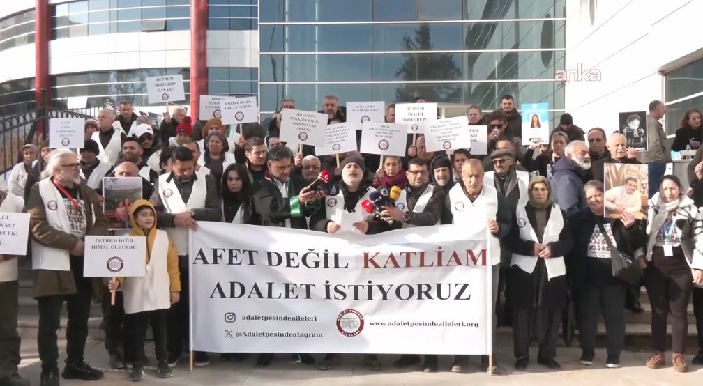 6 Şubat depremlerinin üzerinden geçen yaklaşık üç yılın ardından, Adalet Peşinde Aileleri Platformu üyeleri, adalet taleplerini yinelemek üzere Adıyaman Adliyesi önünde bir araya geldi. Tüm deprem sanıklarının, "bilinçli taksir" yerine "olası kast" suçlamasıyla yargılanması talep