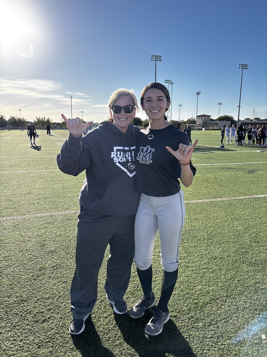 AndreaArmas2k29's tweet photo. Thank you to @Vanntastic8 for the amazing camp @UTSASoftball. I enjoyed all the reps and loved to atmosphere! Can’t wait to attend another camp!
#UTSASoftball
#SuperFun
#AthleticsMercadoAcademyHerrea https://t.co/3ZGmTwRicz