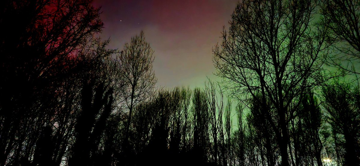 SteSharp's tweet photo. Northern Lights showing well over Childwall #northernlights #Liverpool https://t.co/oQfCgJkQno