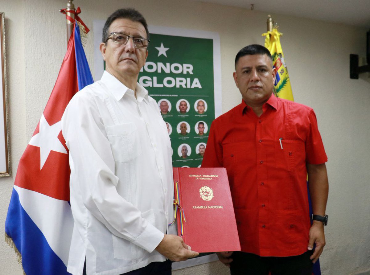 La Asamblea Nacional (AN) de #Venezuela 🇻🇪 acordó hoy declarar Héroes y Mártires de la nación bolivariana a los 32 combatientes cubanos caídos en combate durante el ataque perpetrado por EEUU el pasado 3 de enero.

Amplíe en el enlace ⬇️
🔗cubaminrex.cu/es/venezuela-d…

#HonorYGloria