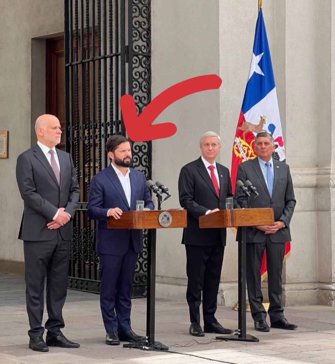 AÚN NO ENCUENTRO UNA EXPLICACIÓN LÓGICA, DE EL POR QUÉ LOS CHILENOS VOTARON POR ESTA WEÁ INSIGNIFICANTE 👇