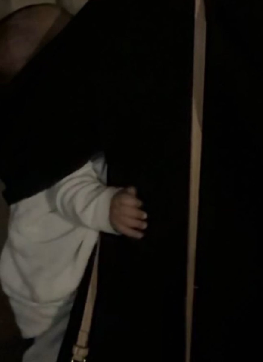 ياااكثر الحببب 🤏💗💗🥹 ،،،، 

لقطه عفويه اخذتها اختي وانا شايله ولدها بالبحر .