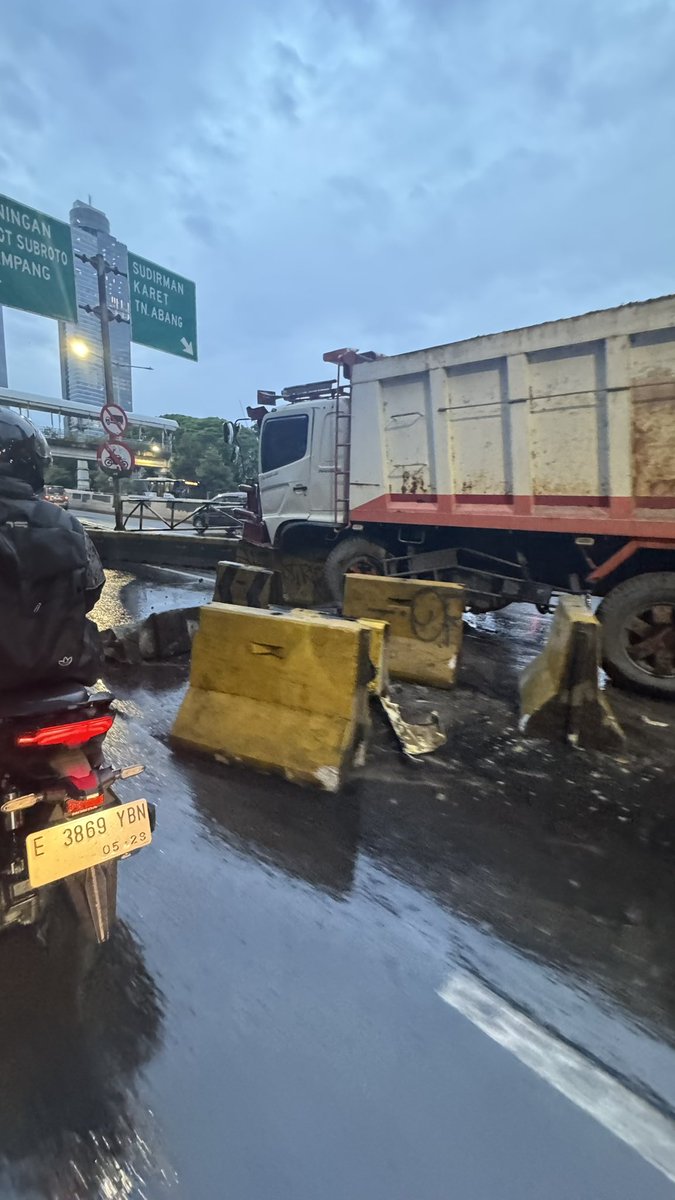 05:55 Di seberang kokas ada truk nyangkut di pembatas jalan naik ke flyover. Siap-siap macet panjang yang mau ngantor ke arah kuningan/sudirman lewat Kasablanka yaa.