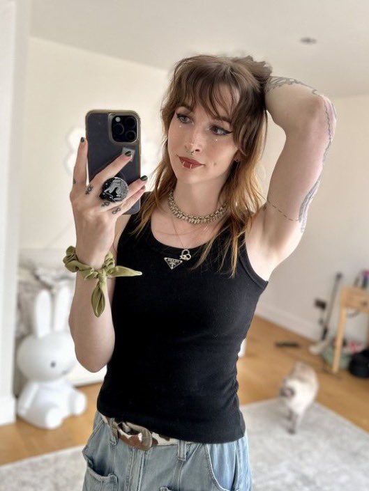 LilyKitBackUp's tweet image. Would you kiss me if I asked reallyyy nicely 🥰