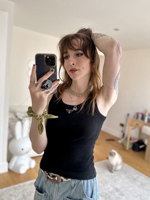 LilyKitBackUp's tweet image. Would you kiss me if I asked reallyyy nicely 🥰