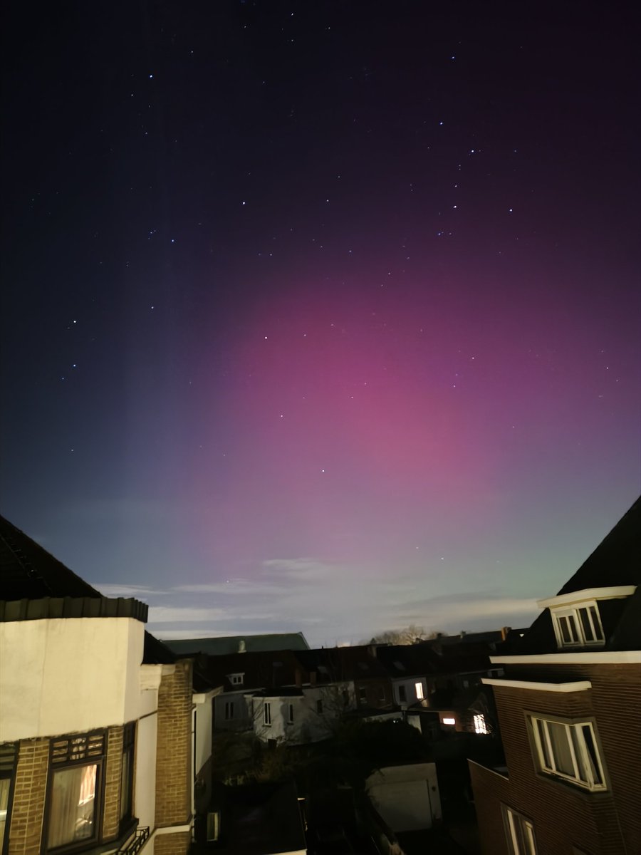 Foxiekaze's tweet image. Ada Aurora depan rumah!!🤩