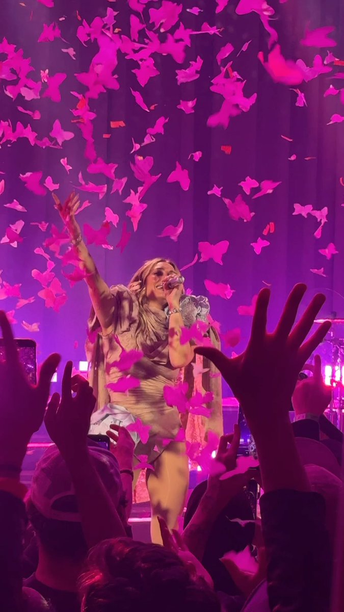 sgarrettmc's tweet image. Thank you @HilaryDuff for an amazing opening night of #smallroomsbignerves in #london #HilaryDuff 📸 taken by me @sgarrettmc 🩷