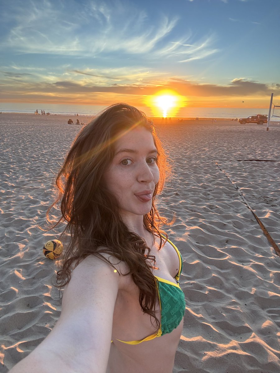 ameliaebfit's tweet photo. me or the sunset?? https://t.co/pm2Jz05Jz9