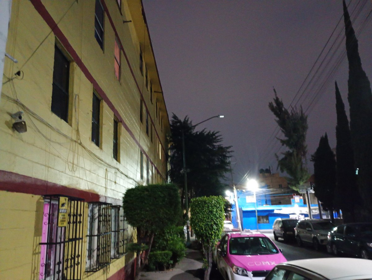 vico2023's tweet photo. @AccionesBJ buenas tardes podrian ayudar a arreglar las lamparas es en calle mario rojas y antonio rodiguez esta muy oscuro desde diciembre  y pasamos por la leche y al deportivo y no ve. Gracias https://t.co/EXcAP8mGLx