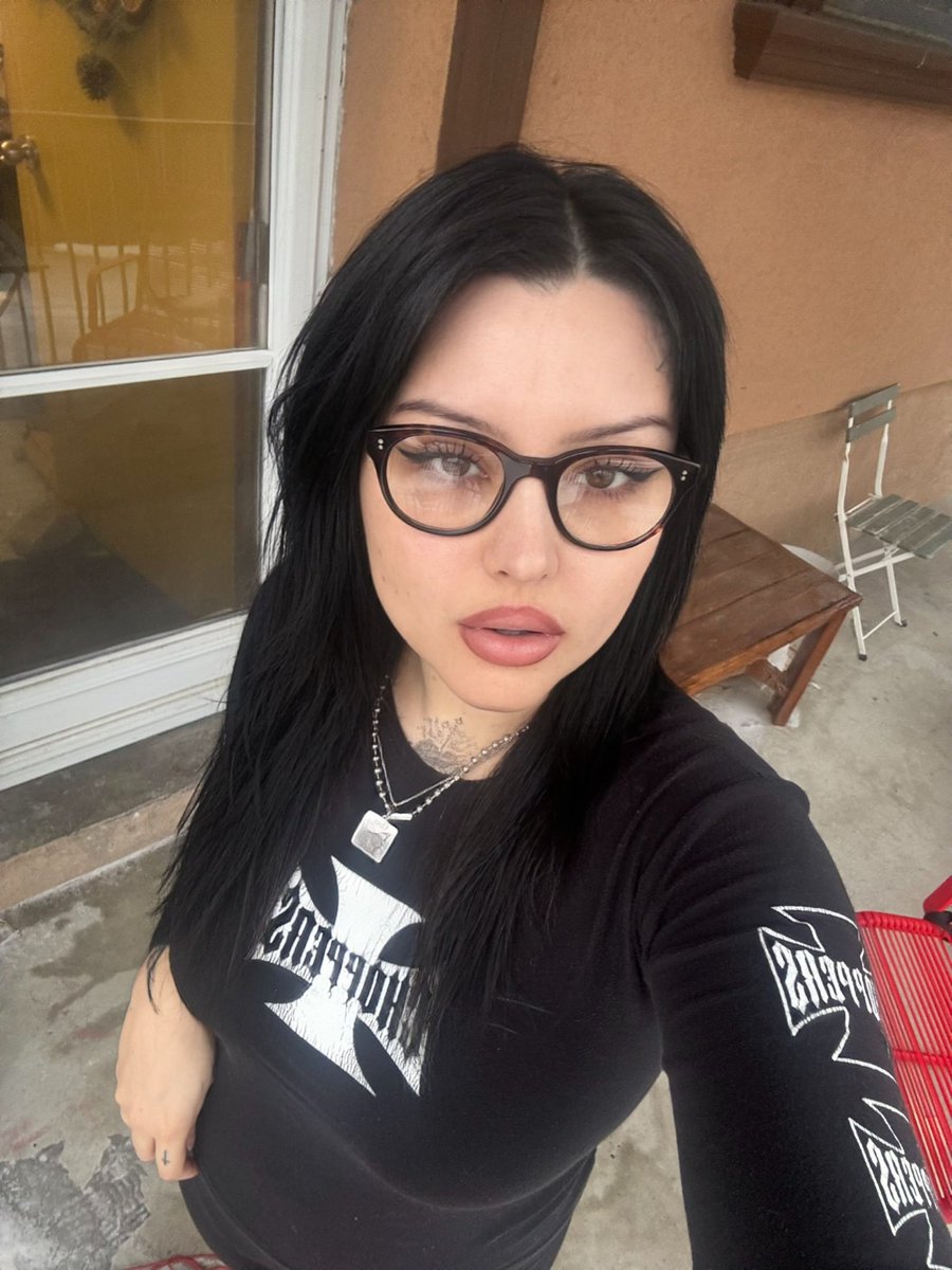 poorlilwitch's tweet photo. Do I look bossy? https://t.co/90Q4AelHD5