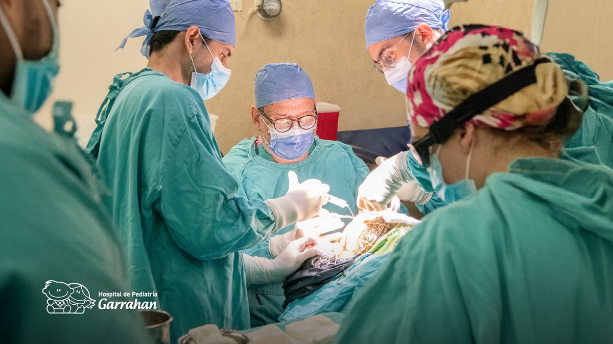 Un equipo interdisciplinario del Garrahan realizó con éxito una cirugía de alta complejidad de 10 horas para extirpar un tumor nasofaríngeo muy agresivo en un adolescente de 13 años.

Esta formación tumoral crece en la parte posterior de la nariz y, si avanza, puede provocar