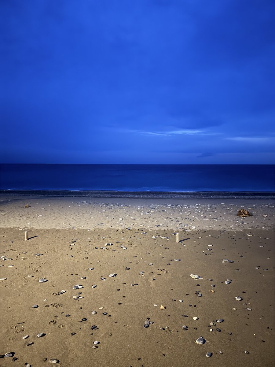 Alonein43672278's tweet image. #photography #beach #dry #wet #sea #blue #clouds #winter