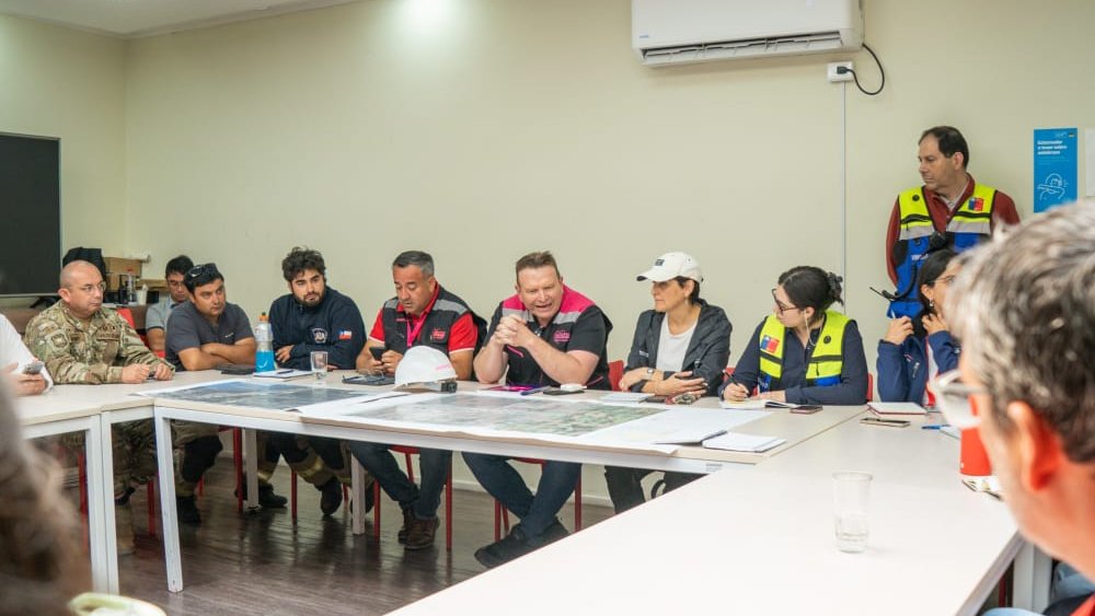 La ministra de Salud, Ximena Aguilera, la seremi de Salud del Biobío, Javiera Ceballos, y equipos de la Autoridad Sanitaria, visitaron el albergue Escuela Isla de Pascua de Penco, con el objetivo de fiscalizar las condiciones del recinto. Además, se reunieron con el edil de Penco